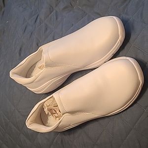 NWOB Hawkwell Nurse shoes size 9